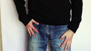 Adam onun kot boş cepler döner. Para yok.