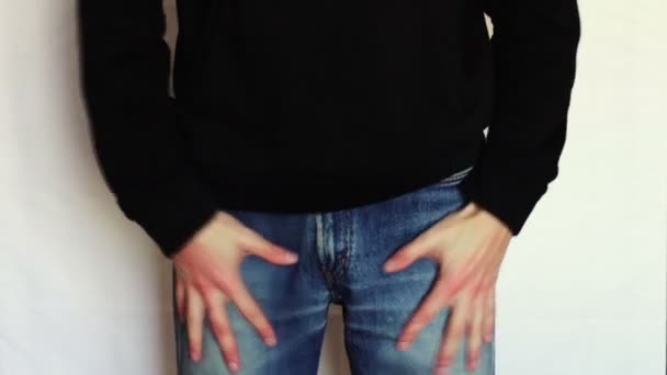 Mann dreht die leeren Taschen seiner Jeans um. Kein Geld. — Stockvideo