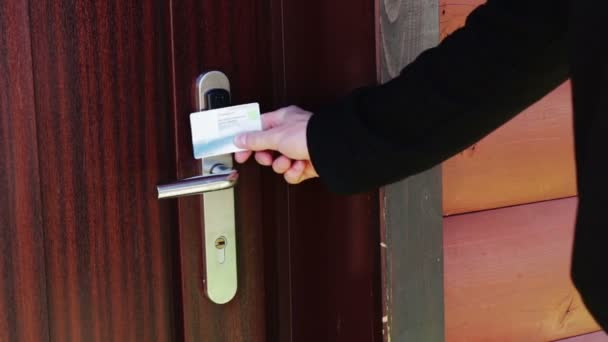 El hombre abre la puerta a una llave electrónica - tarjeta . — Vídeo de stock