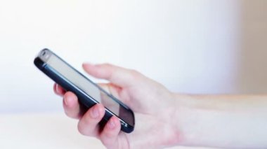 Bir dokunmatik telefon üzerinde çalışan adam.
