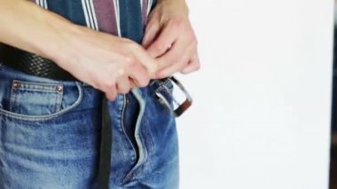 Adam için kot pantolon altına takılır.