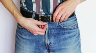 Adam için kot pantolon altına takılır.