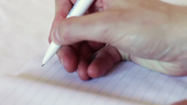 Mens schrijft een pen in een notitieblok. De zin ik hou van je. — Stockvideo