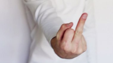 Adam elleriyle işaretler ve hareketler gösterir.