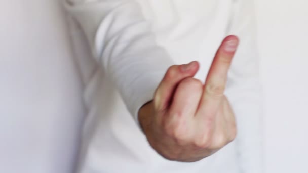 Muž ukazuje gest a znaků s rukama. — Stock video