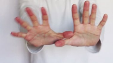 Adam elleriyle işaretler ve hareketler gösterir.