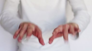 Adam elleriyle işaretler ve hareketler gösterir.