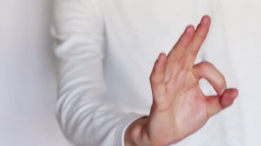 Adam elleriyle işaretler ve hareketler gösterir.