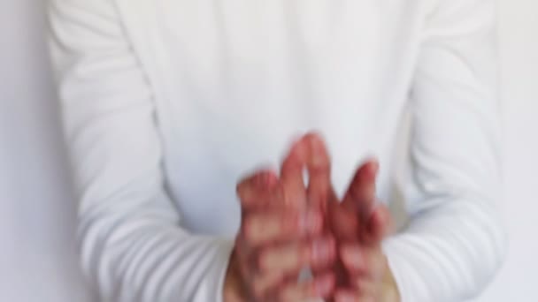 Mężczyzna pokazuje znaków i gestów z jego rąk. — Wideo stockowe