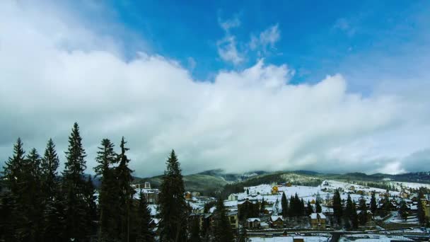 Wolken die bewegen over de bovenkant van de berg. Timelapse — Stockvideo