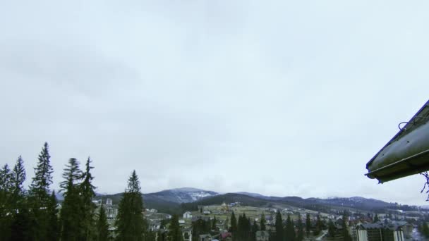 Nubes moviéndose sobre la cima de la montaña. Cronograma — Vídeos de Stock