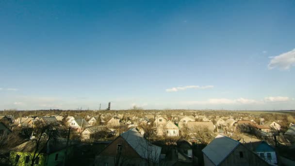 Nuvens no céu movendo-se sobre as casas da cidade. Prazo de validade — Vídeo de Stock