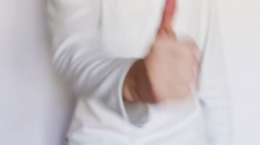 Adam elleriyle işaretler ve hareketler gösterir.