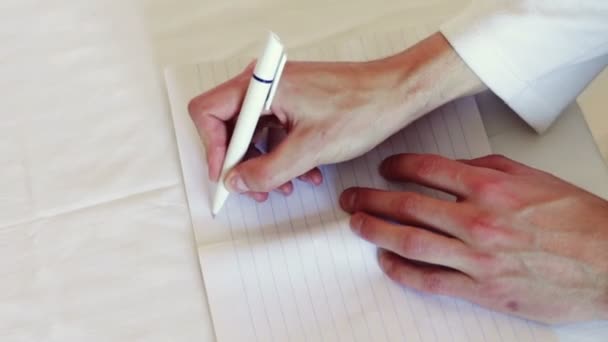 L'uomo scrive una penna in un quaderno. La frase ti amo . — Video Stock