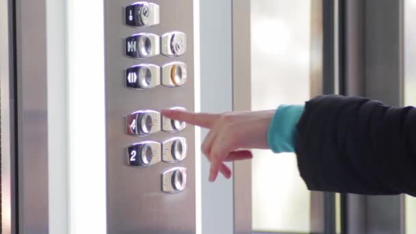 Klicka på knappen i hissen — Stockvideo