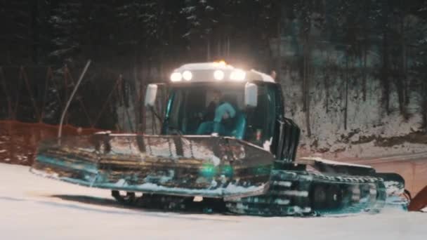 Snowcat trabaja en las pistas de esquí — Vídeo de stock