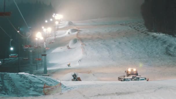 Snowcat trabalha nas pistas de esqui — Vídeo de Stock