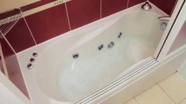 Banyo su olduğu. Zaman atlamalı