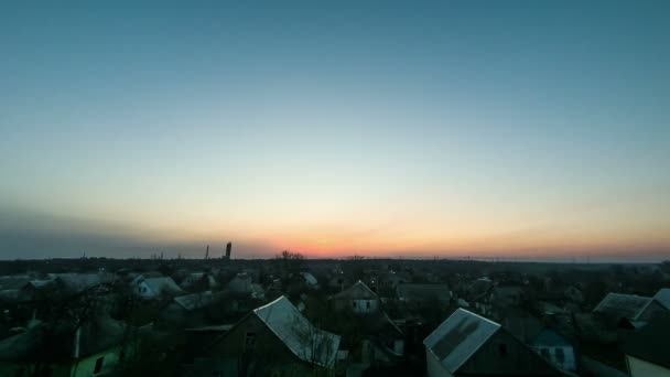 Схід сонця над містом. Сонце піднімається над горизонтом неба. Тімелапсе — стокове відео