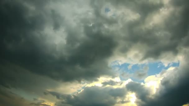 Σύννεφα στο γαλάζιο του ουρανού και ουράνιο τόξο. Timelapse — Αρχείο Βίντεο