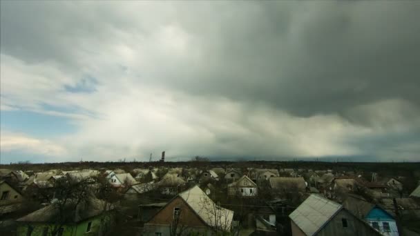 За дощовими хмарами. в небі, навівши будинків у місті. Timelapse — стокове відео