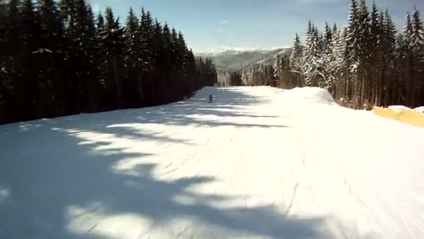 Skiër rijdt op de skipistes. Eerste-persoonsmening. — Stockvideo