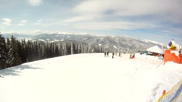 Skiër ontspringt aan de skiliften. Rond Panorama en landschappen van bergen, sneeuw bedekte bomen. Uitzicht vanaf de skilift. — Stockvideo
