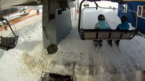 O esquiador está sentado no teleférico. Visão em primeira pessoa . — Vídeo de Stock