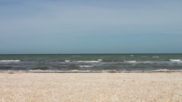 Havet, stranden vågor, stranden och vacker himmel. — Stockvideo
