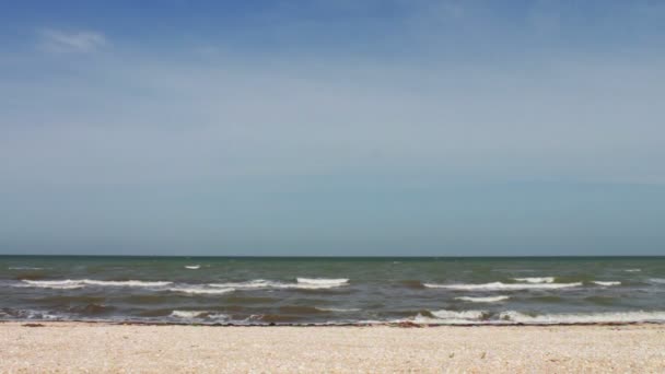 Zee, kust golven, strand en mooie hemel. — Stockvideo