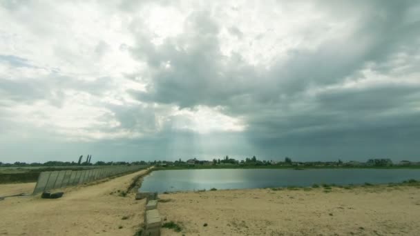 Nuages se déplacent à travers le ciel par la mer sur la plage . — Video