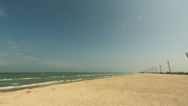 Strand en golven op de kust. — Stockvideo