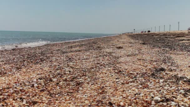 Mer, vagues au bord de la mer, plage et ciel magnifique . — Video