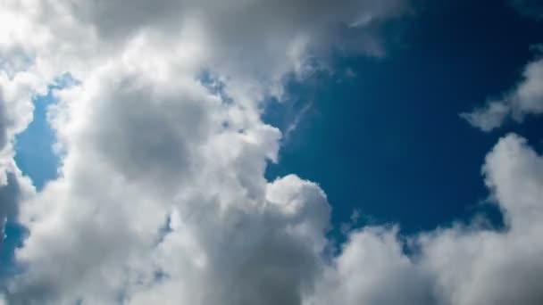 Wolken ziehen in den blauen Himmel — Stockvideo