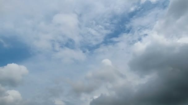 Nuages orageux se déplaçant dans le ciel bleu .
