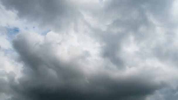 Nuages orageux se déplaçant dans le ciel bleu .