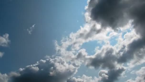 Wolken bewegen in de blauwe lucht. — Stockvideo