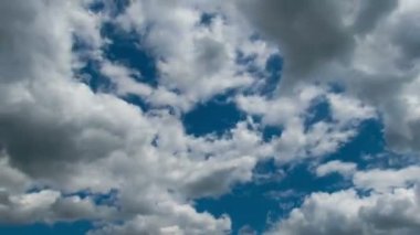 Mavi gökyüzünde hareket eden bulutlar.