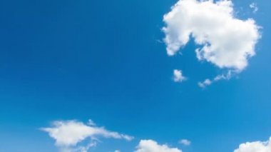 Mavi gökyüzünde hareket eden bulutlar.