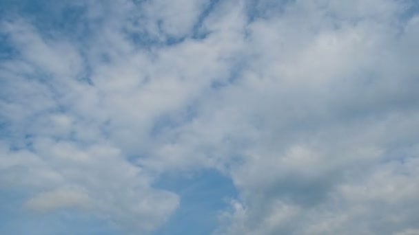 Wolken bewegen in de blauwe lucht. — Stockvideo
