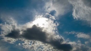 Mavi gökyüzünde hareket eden bulutlar.