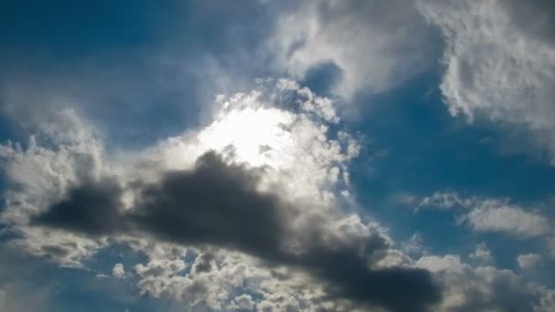 Wolken ziehen in den blauen Himmel. — Stockvideo