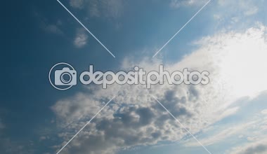 Mavi gökyüzünde hareket eden bulutlar.