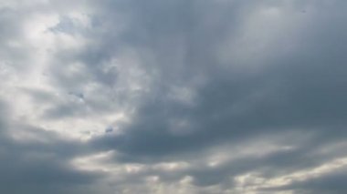 Mavi gökyüzünde hareket eden bulutlar.