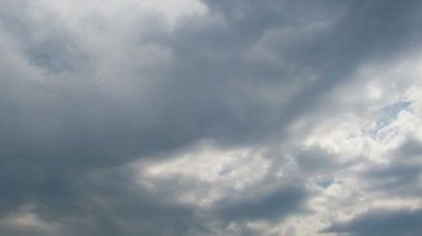 Mavi gökyüzünde hareket eden bulutlar.