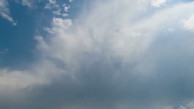 Mavi gökyüzünde hareket eden bulutlar.