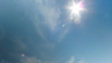 Mavi gökyüzünde hareket eden bulutlar.