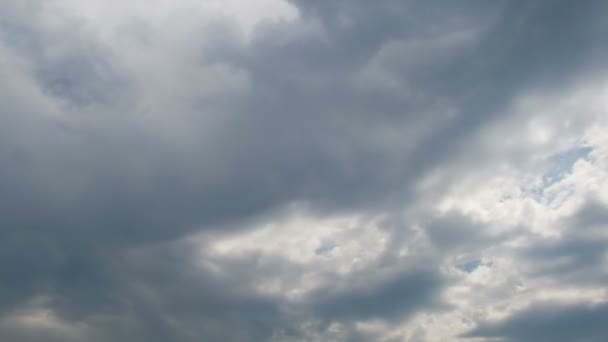 Wolken bewegen in de blauwe lucht. — Stockvideo