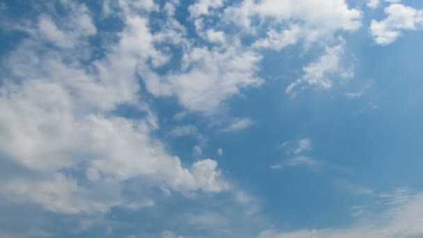 Wolken ziehen in den blauen Himmel. — Stockvideo