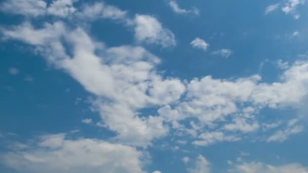 Nubes moviéndose en el cielo azul. — Vídeo de stock